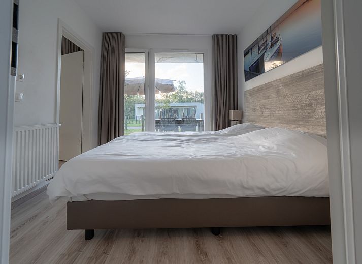 Gezellig terras met parasol bij Bungalow de Jutter in Kamperland, Zeeland.