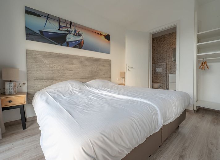 Gezellig terras met parasol bij Bungalow de Jutter in Kamperland, Zeeland.