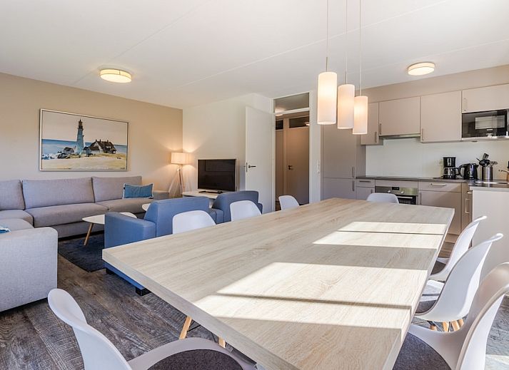 Villa R8B in Kamperland, Noord-Beveland biedt een charmant vakantiehuis met rieten dak en zonovergoten terras in groene omgeving.