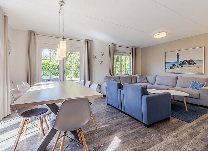 Villa R8B in Kamperland, Noord-Beveland biedt een charmant vakantiehuis met rieten dak en zonovergoten terras in groene omgeving.