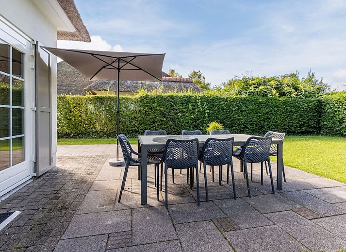 Gezellige woonkamer van Villa R8B, een vakantiehuis in Kamperland, Noord-Beveland, Zeeland, met moderne keuken en ruime zithoek.