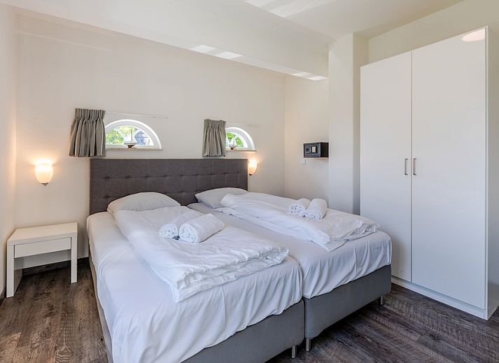 Gezellige woonkamer van Villa R8B, een vakantiehuis in Kamperland, Noord-Beveland, Zeeland, met moderne keuken en ruime zithoek.