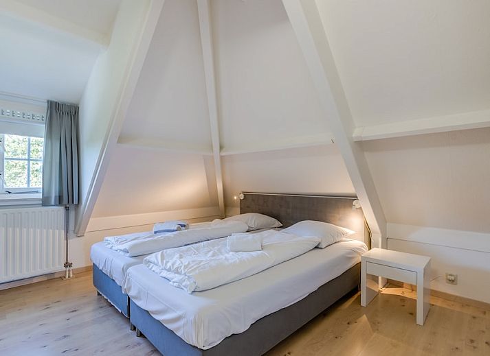 Gezellige woonkamer van Villa R8B, een vakantiehuis in Kamperland, Noord-Beveland, Zeeland, met moderne keuken en ruime zithoek.