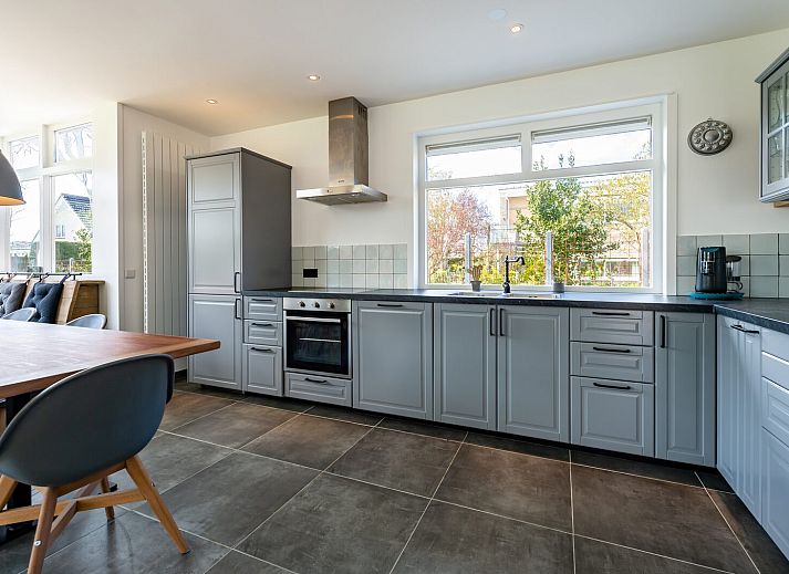 Lichte woonkamer in Zwanenlaan 26 | De Schotsman vakantiehuis in Kamperland, Zeeland.