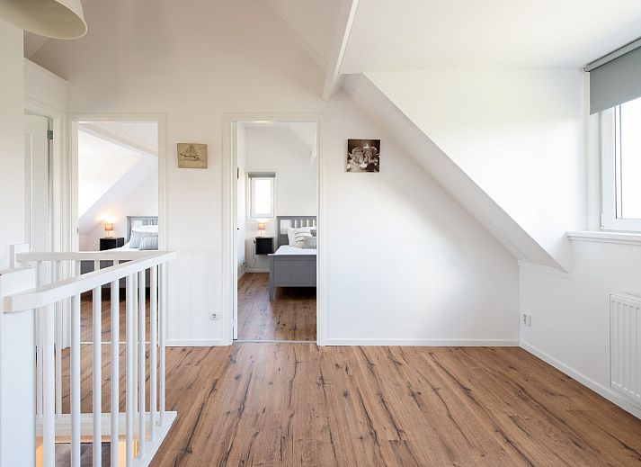 Moderne woonkamer met open haard in Zwanenlaan 26 | De Schotsman vakantiehuis, Kamperland.