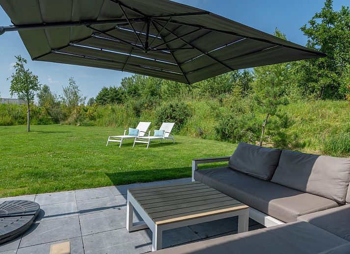 Gemuetliches Wohnzimmer in Waterline 25 | De Groote Duynen, Ferienhaus in Kamperland, Noord-Beveland, mit grossen Fenstern und Blick in die Natur.