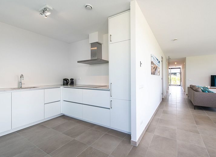 Gemuetliches Wohnzimmer in Waterline 25 | De Groote Duynen, Ferienhaus in Kamperland, Noord-Beveland, mit grossen Fenstern und Blick in die Natur.