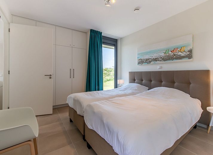 Gemuetliches Wohnzimmer in Waterline 25 | De Groote Duynen, Ferienhaus in Kamperland, Noord-Beveland, mit grossen Fenstern und Blick in die Natur.