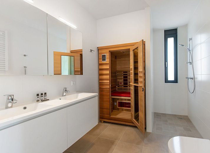 Offenes Wohnzimmer und Essbereich in Waterline 25 | De Groote Duynen, Ferienhaus in Kamperland, Noord-Beveland, mit viel Licht.