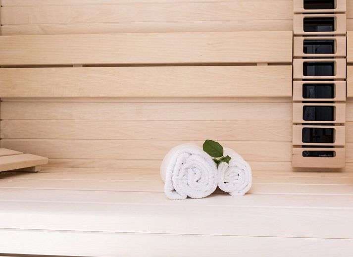 Offenes Wohnzimmer und Essbereich in Waterline 25 | De Groote Duynen, Ferienhaus in Kamperland, Noord-Beveland, mit viel Licht.