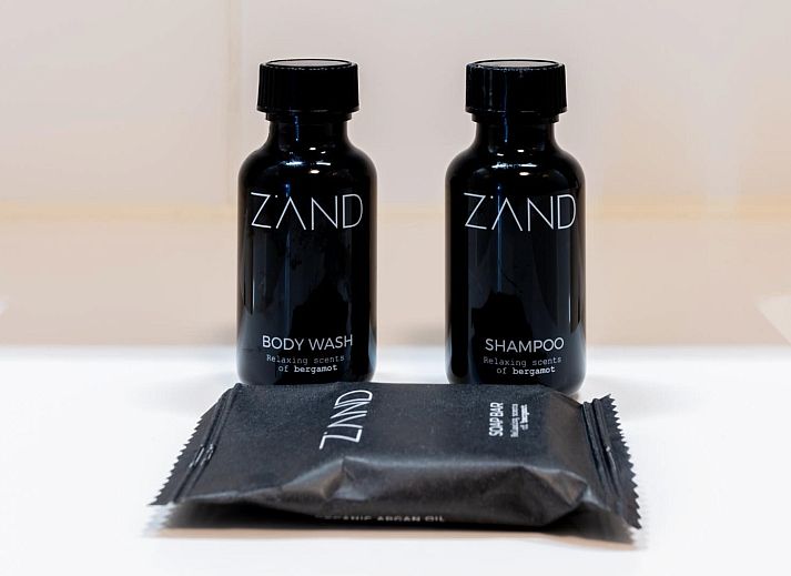 Aussenterrasse von Waterline 25 | De Groote Duynen, Ferienhaus in Kamperland, Noord-Beveland, mit grossem Esstisch und Sonnenschirm.