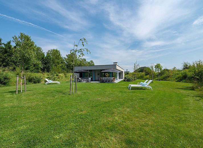 Aussenterrasse von Waterline 25 | De Groote Duynen, Ferienhaus in Kamperland, Noord-Beveland, mit grossem Esstisch und Sonnenschirm.