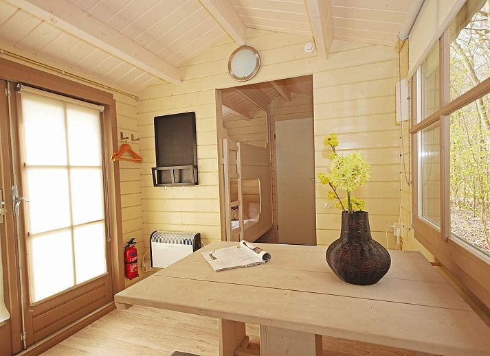 Cozy outdoor space at Camping Chalet the Gangboord in Kamperland, North Beveland, ideal for family games and relaxation.