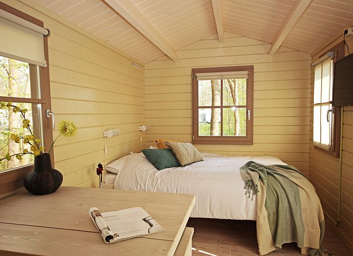 Cozy outdoor space at Camping Chalet the Gangboord in Kamperland, North Beveland, ideal for family games and relaxation.