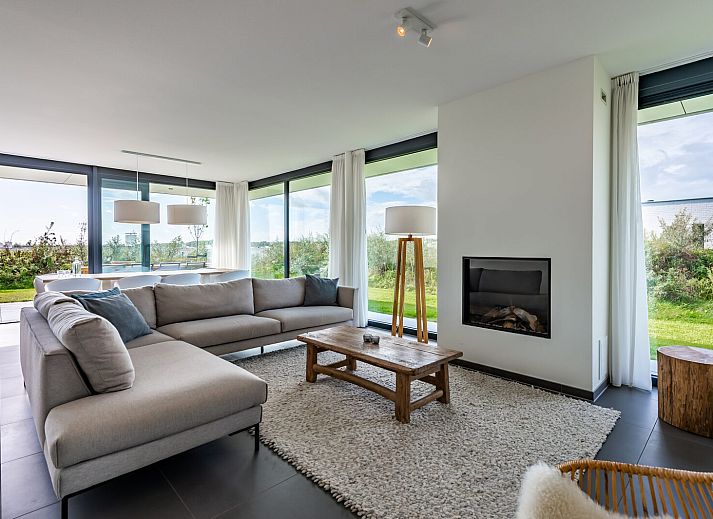 Essecke im Ferienhaus Duinvallei 25 | De Groote Duynen mit Blick auf den Garten in Kamperland, Noord-Beveland, Zeeland.