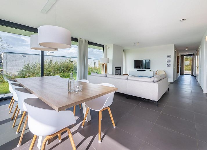 Essecke im Ferienhaus Duinvallei 25 | De Groote Duynen mit Blick auf den Garten in Kamperland, Noord-Beveland, Zeeland.