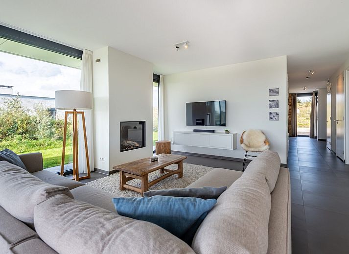 Essecke im Ferienhaus Duinvallei 25 | De Groote Duynen mit Blick auf den Garten in Kamperland, Noord-Beveland, Zeeland.