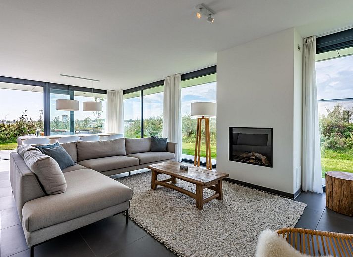 Eingang zum Ferienhaus Duinvallei 25 | De Groote Duynen in Kamperland, Noord-Beveland, Zeeland, mit verschneiter Landschaft.