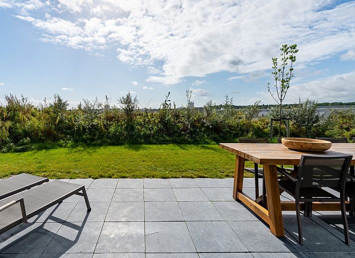 Eingang zum Ferienhaus Duinvallei 25 | De Groote Duynen in Kamperland, Noord-Beveland, Zeeland, mit verschneiter Landschaft.