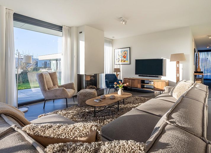 Terras van Duinvallei 39 in De Groote Duynen, Kamperland, met comfortabele ligstoelen en een eettafel.