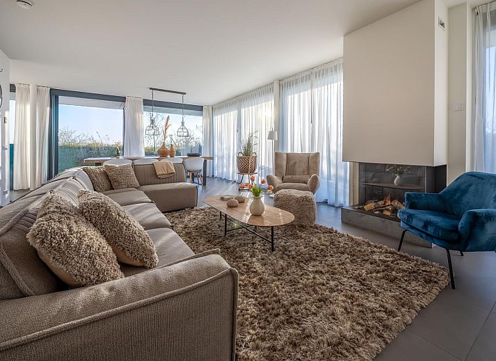 Terras van Duinvallei 39 in De Groote Duynen, Kamperland, met comfortabele ligstoelen en een eettafel.