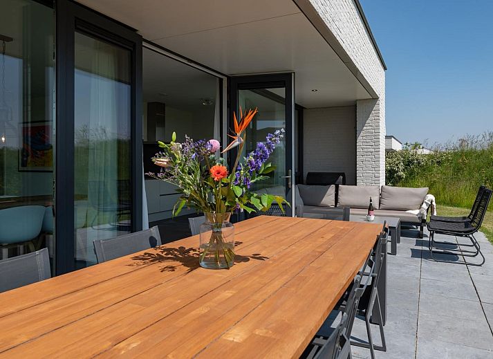 Woonkamer van vakantiehuis Duinvallei 39 in De Groote Duynen, Kamperland, met moderne meubels en uitzicht op de natuur.