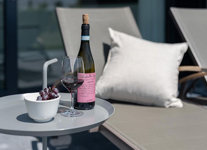 Gezellige zithoek in Duinvallei 39, De Groote Duynen, Kamperland, met comfortabele banken en een open haard.