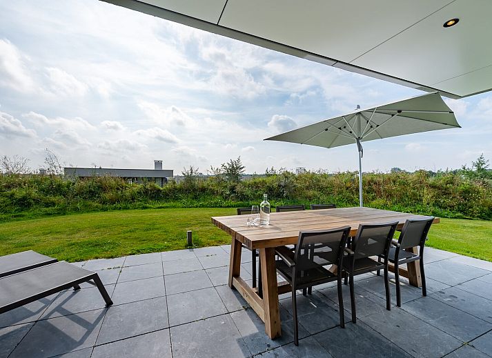 Helles Wohnzimmer mit Kamin in Duinvallei 35, Kamperland, Ferienbungalow