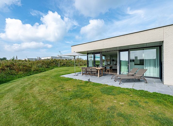 Helles Wohnzimmer mit Kamin in Duinvallei 35, Kamperland, Ferienbungalow