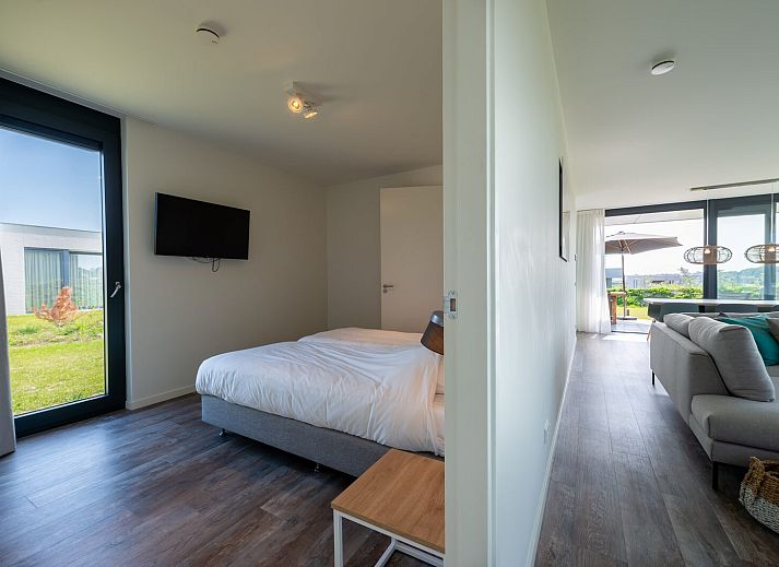 Helles Wohnzimmer mit Kamin in Duinvallei 35, Kamperland, Ferienbungalow