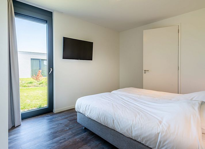 Helles Wohnzimmer mit Kamin in Duinvallei 35, Kamperland, Ferienbungalow