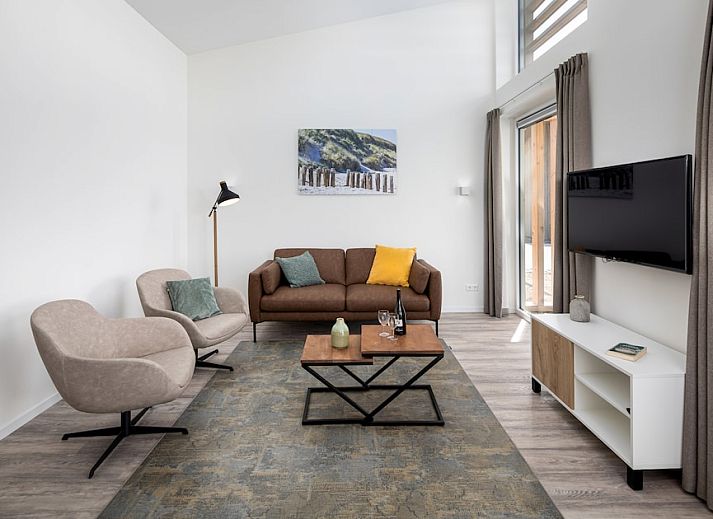 Bungalow 4A in Kamperland, Noord-Beveland, bietet eine moderne Holzveranda mit Blick auf die Natur, ideal fuer einen entspannten Urlaub.