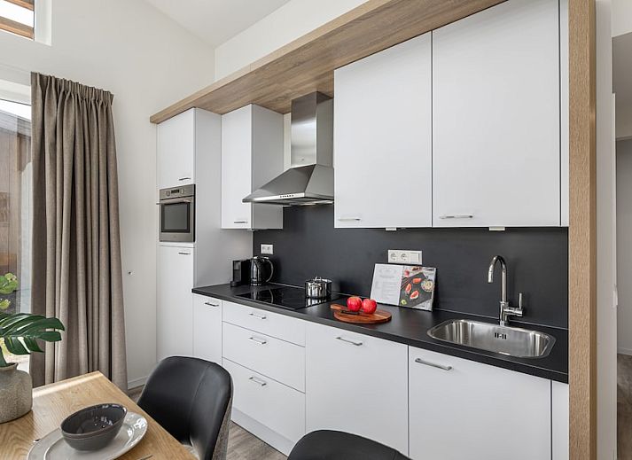 Bungalow 4A in Kamperland, Noord-Beveland, bietet eine moderne Holzveranda mit Blick auf die Natur, ideal fuer einen entspannten Urlaub.