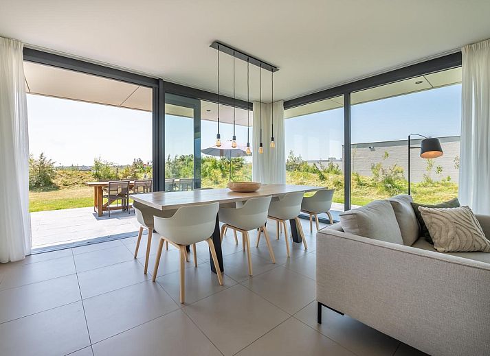 Eetruimte in Duinvallei 29 | De Groote Duynen, Kamperland. Vakantiehuis met uitzicht op tuin en natuur, Noord-Beveland, Zeeland.