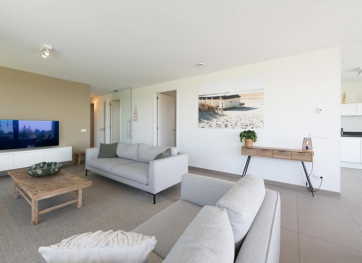 Gezellige woonkamer met open haard in Duinvallei 29 | De Groote Duynen, Kamperland. Vakantiehuis in Noord-Beveland, Zeeland.