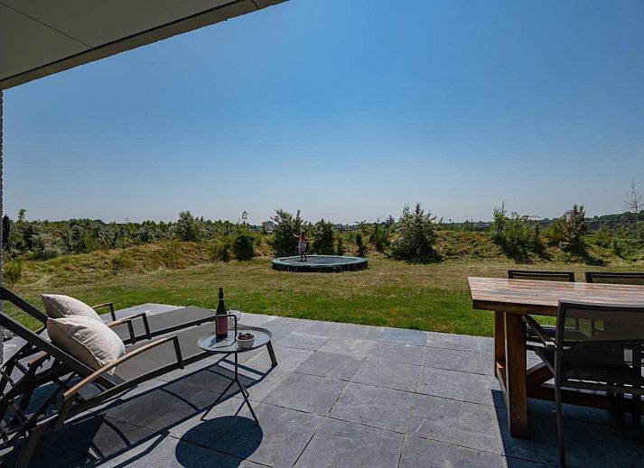 Gezellige woonkamer met open haard in Duinvallei 29 | De Groote Duynen, Kamperland. Vakantiehuis in Noord-Beveland, Zeeland.