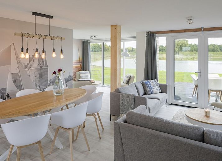 Watervilla Keats 8 in Kamperland, Noord-Beveland, een luxe vakantiehuis met prachtig uitzicht op het water en omringd door natuur.