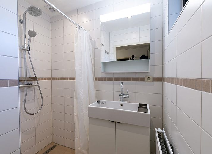 Ruime woonkamer met open haard in Ahornenlaan 8 | Ruiterplaat, Kamperland, Zeeland.