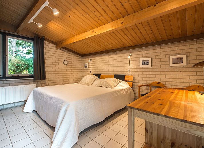 Ruime woonkamer met open haard in Ahornenlaan 8 | Ruiterplaat, Kamperland, Zeeland.