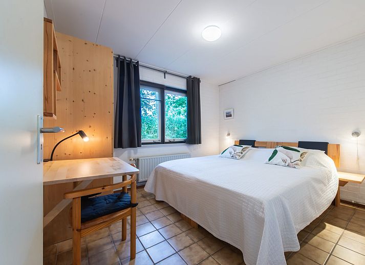 Ruime woonkamer met open haard in Ahornenlaan 8 | Ruiterplaat, Kamperland, Zeeland.