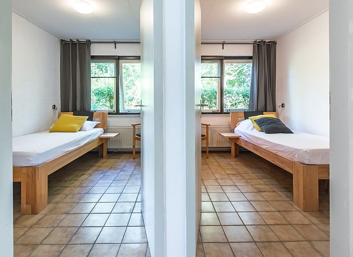 Ruime woonkamer met open haard in Ahornenlaan 8 | Ruiterplaat, Kamperland, Zeeland.