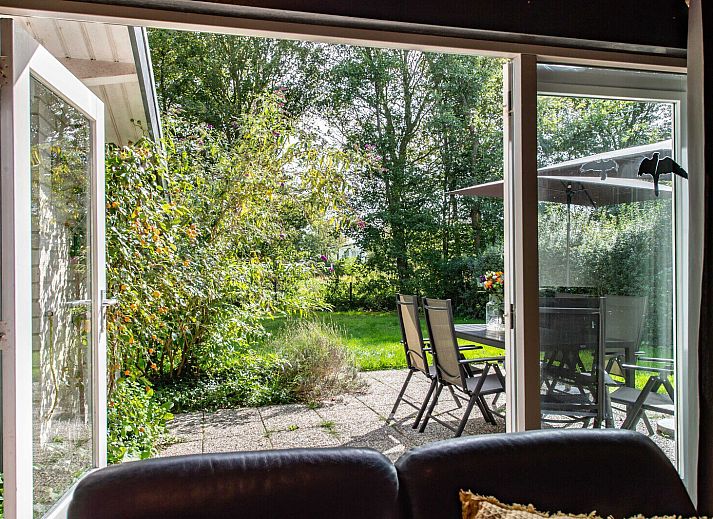 Ruime woonkamer met open haard in Ahornenlaan 8 | Ruiterplaat, Kamperland, Zeeland.