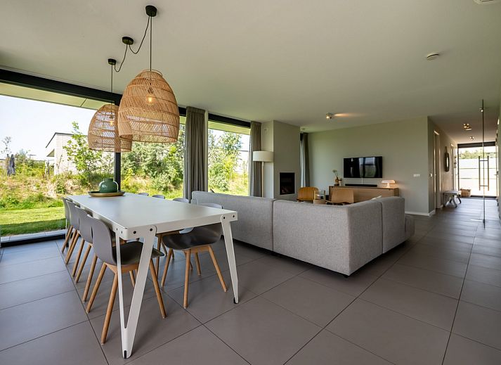 Gezellige woonkamer in Duinvallei 24 | De Groote Duynen, vakantiehuis in Kamperland met uitzicht op groene tuin.