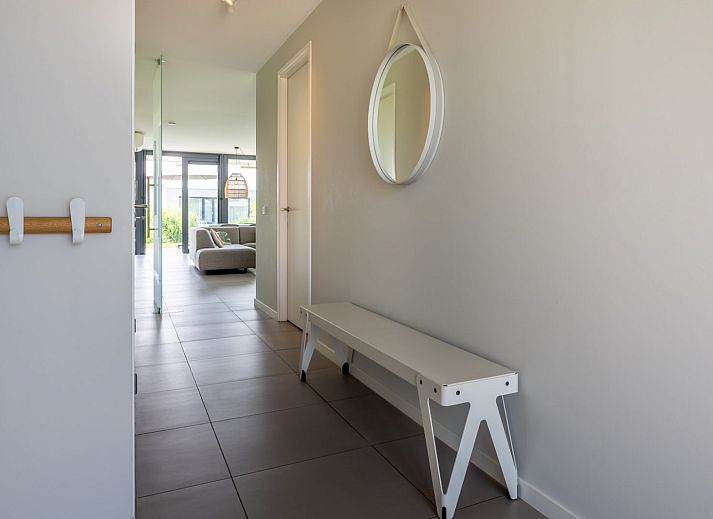 Moderne woonkamer van Duinvallei 24 | De Groote Duynen, vakantiehuis in Kamperland, met ruime zithoek en natuurzicht.