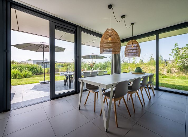 Moderne woonkamer van Duinvallei 24 | De Groote Duynen, vakantiehuis in Kamperland, met ruime zithoek en natuurzicht.