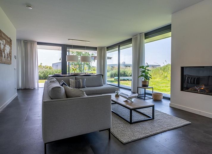 Gemuetliches Wohnzimmer mit Blick auf den Garten in Duinvallei 26, De Groote Duynen in Kamperland, Noord-Beveland, Ferienhaus Zeeland.