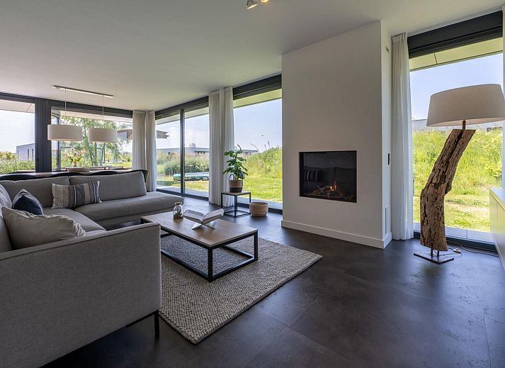 Helles, modern eingerichtetes Wohnzimmer in Duinvallei 26, De Groote Duynen, Kamperland, Ferienhaus in Noord-Beveland, Zeeland.
