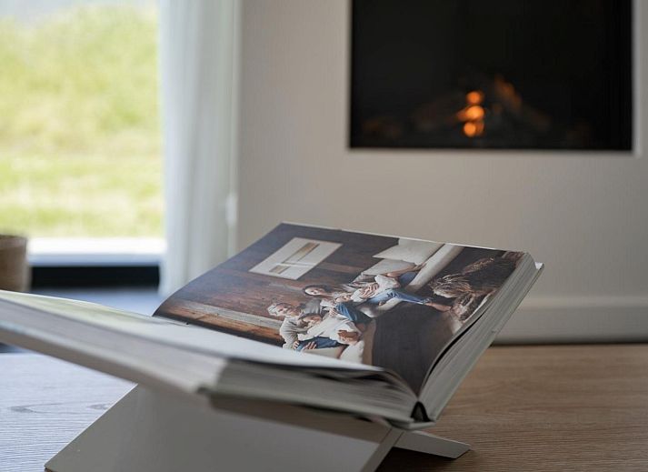 Helles, modern eingerichtetes Wohnzimmer in Duinvallei 26, De Groote Duynen, Kamperland, Ferienhaus in Noord-Beveland, Zeeland.