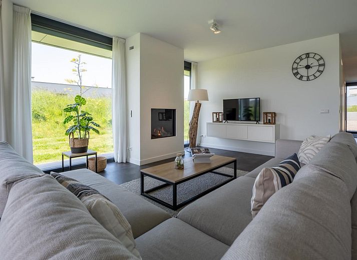 Helles, modern eingerichtetes Wohnzimmer in Duinvallei 26, De Groote Duynen, Kamperland, Ferienhaus in Noord-Beveland, Zeeland.