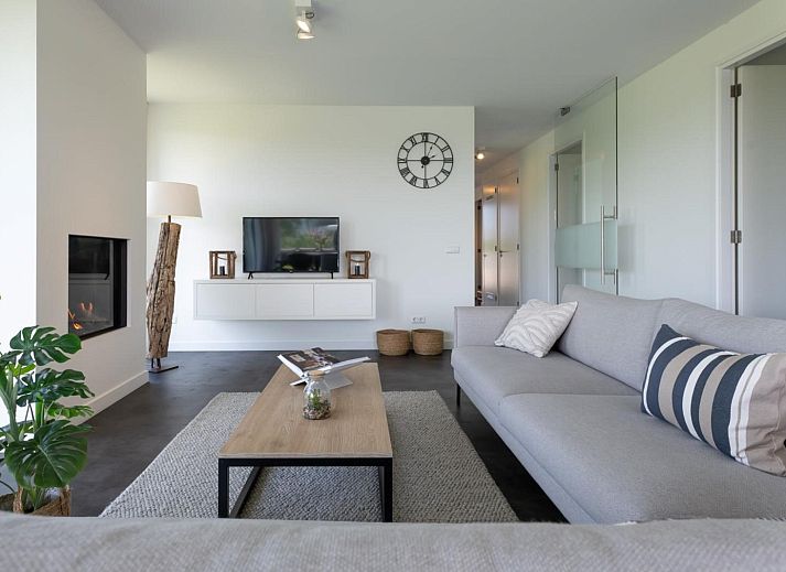 Geraeumiges Wohnzimmer mit Kamin in Duinvallei 26, De Groote Duynen, Kamperland, Ferienhaus in Noord-Beveland, Zeeland.